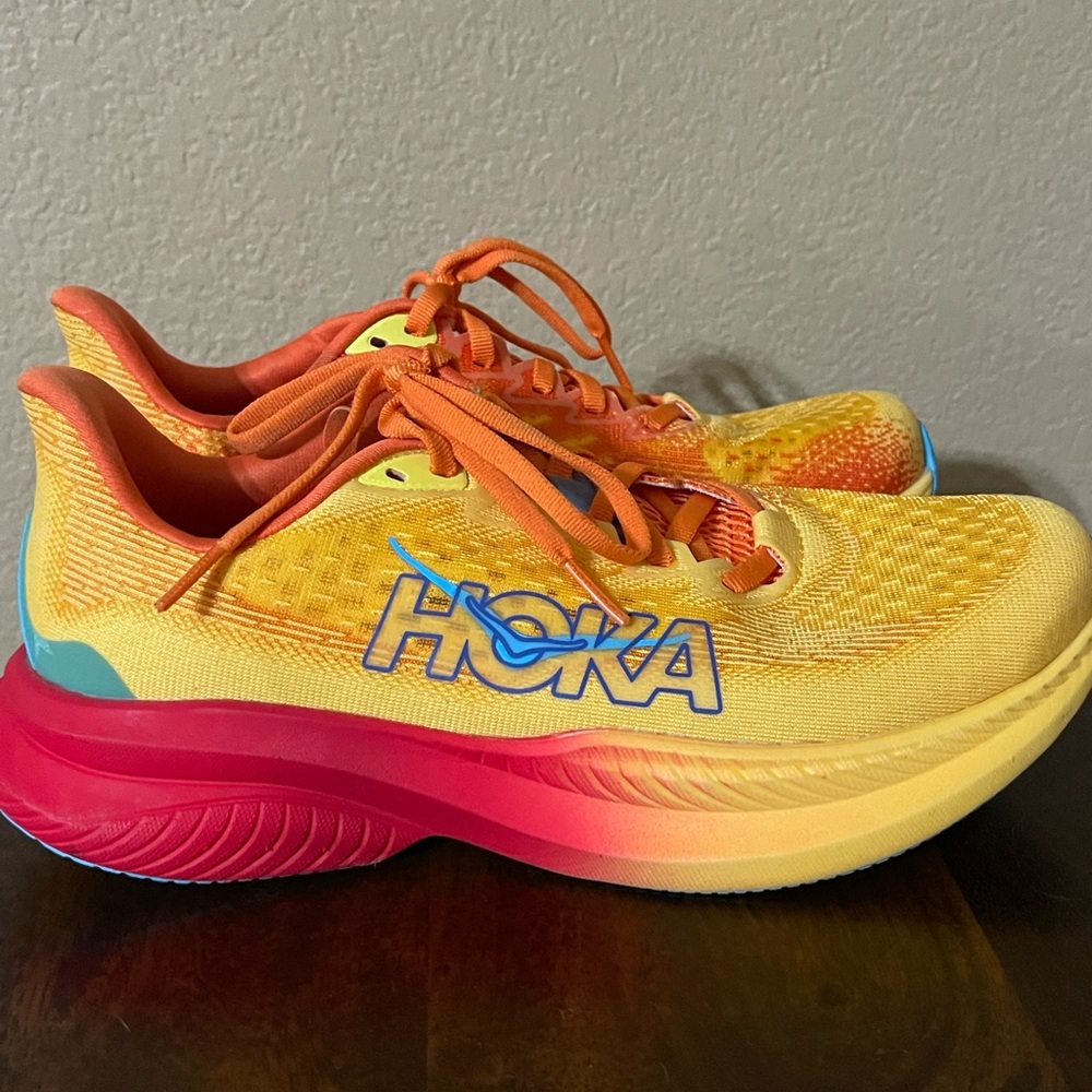 Hoka! Mach 6 Excellent Condition! 7.5 worn maybe once!